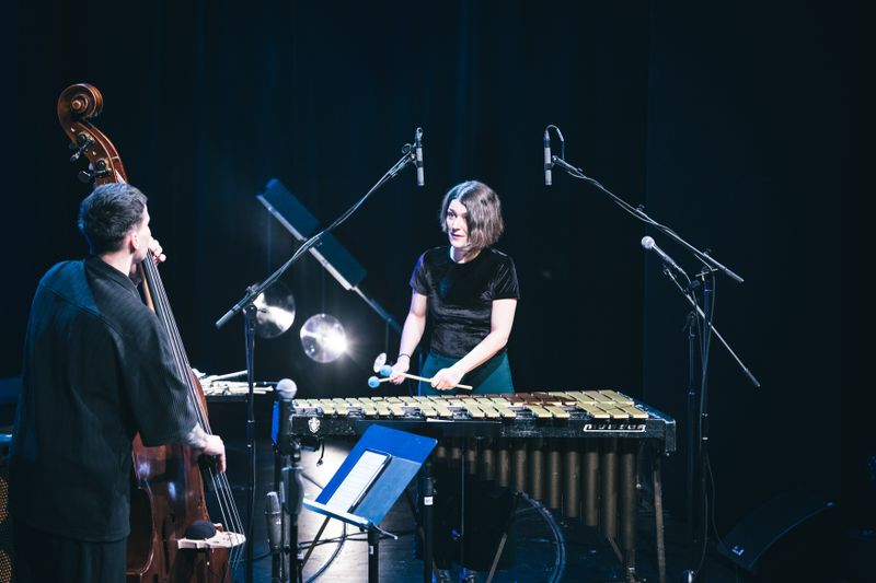 Die griechische Vibraphonistin Evi Filippou und der deutsch-rumänische Bassist Robert Lucaciu geben ein Konzert auf Schloss Agathenburg. Foto: Peter Hundert